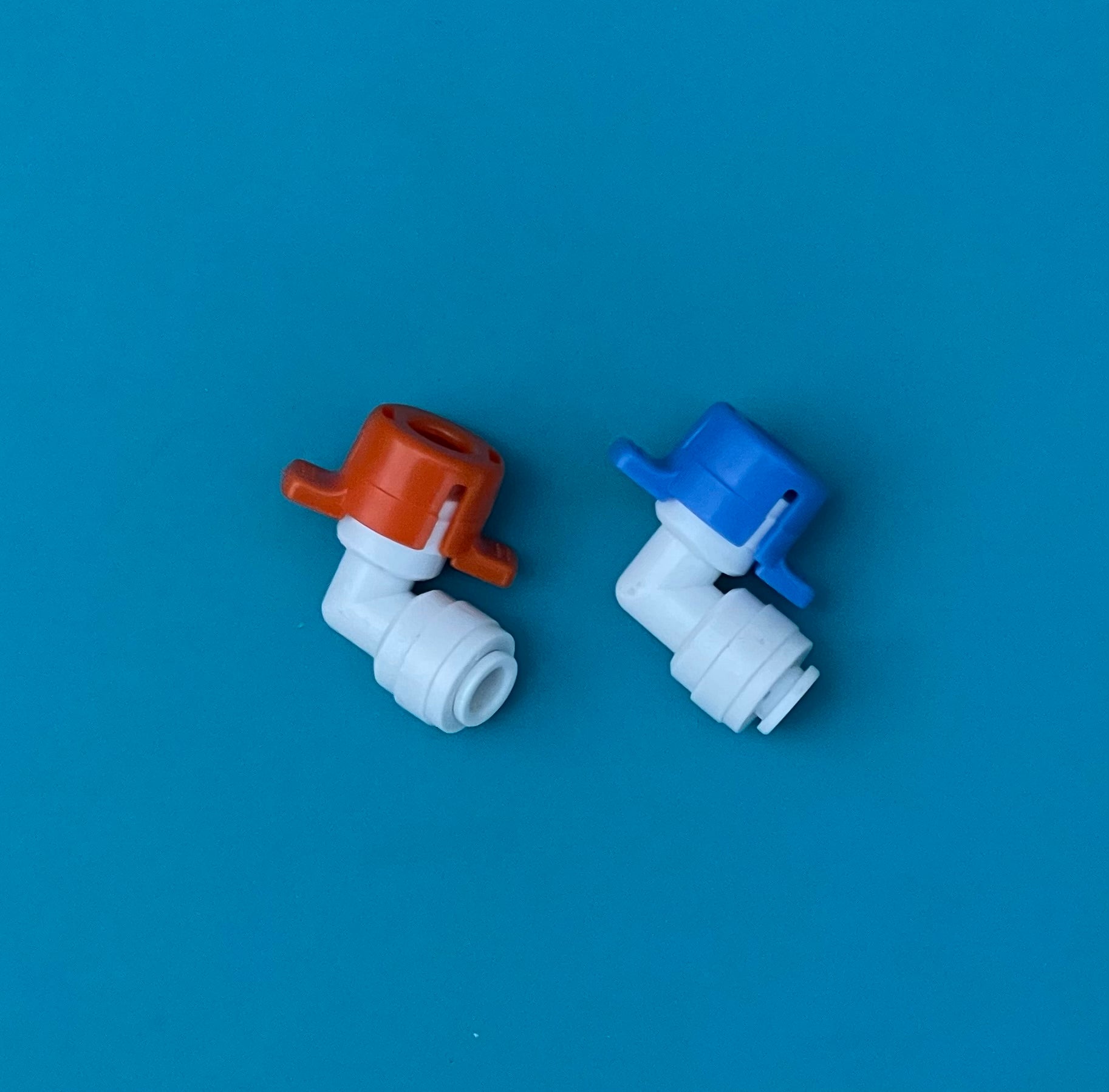 One Color coded pair of No Tool 90˚ elbow push fittings